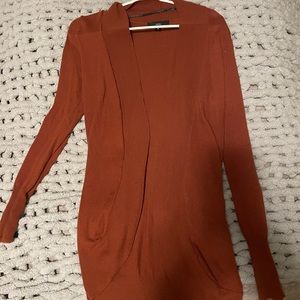 Perfect rust color cardigan with no closure. Great for the fall season.
